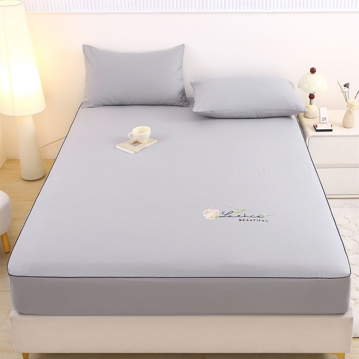 91家纺网 家纺一手货源 找家纺 欧妮家纺 2026新款全棉纯棉斜纹刺绣单床笠三件套 一见倾心-浅灰