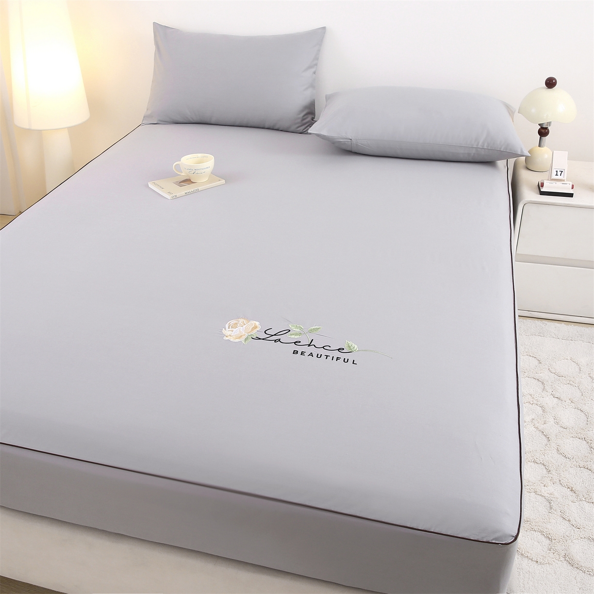 91家纺网 家纺一手货源 找家纺 欧妮家纺 2026新款全棉纯棉斜纹刺绣单床笠三件套 一见倾心-浅灰