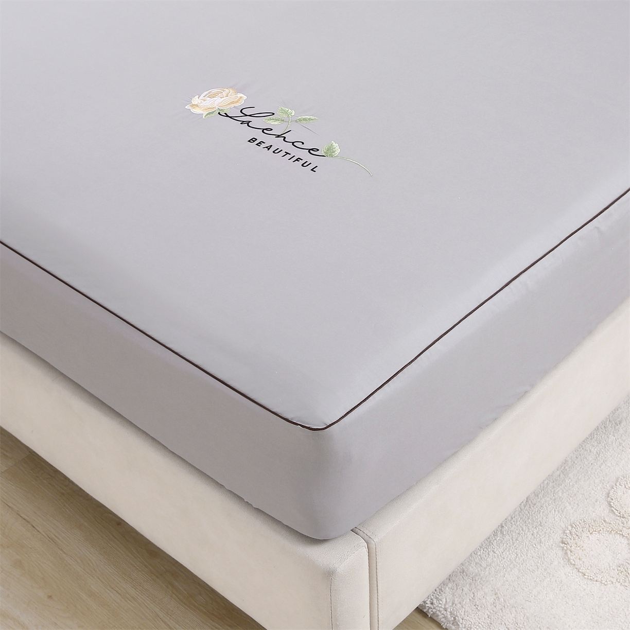 91家纺网 家纺一手货源 找家纺 欧妮家纺 2026新款全棉纯棉斜纹刺绣单床笠三件套 一见倾心-浅灰