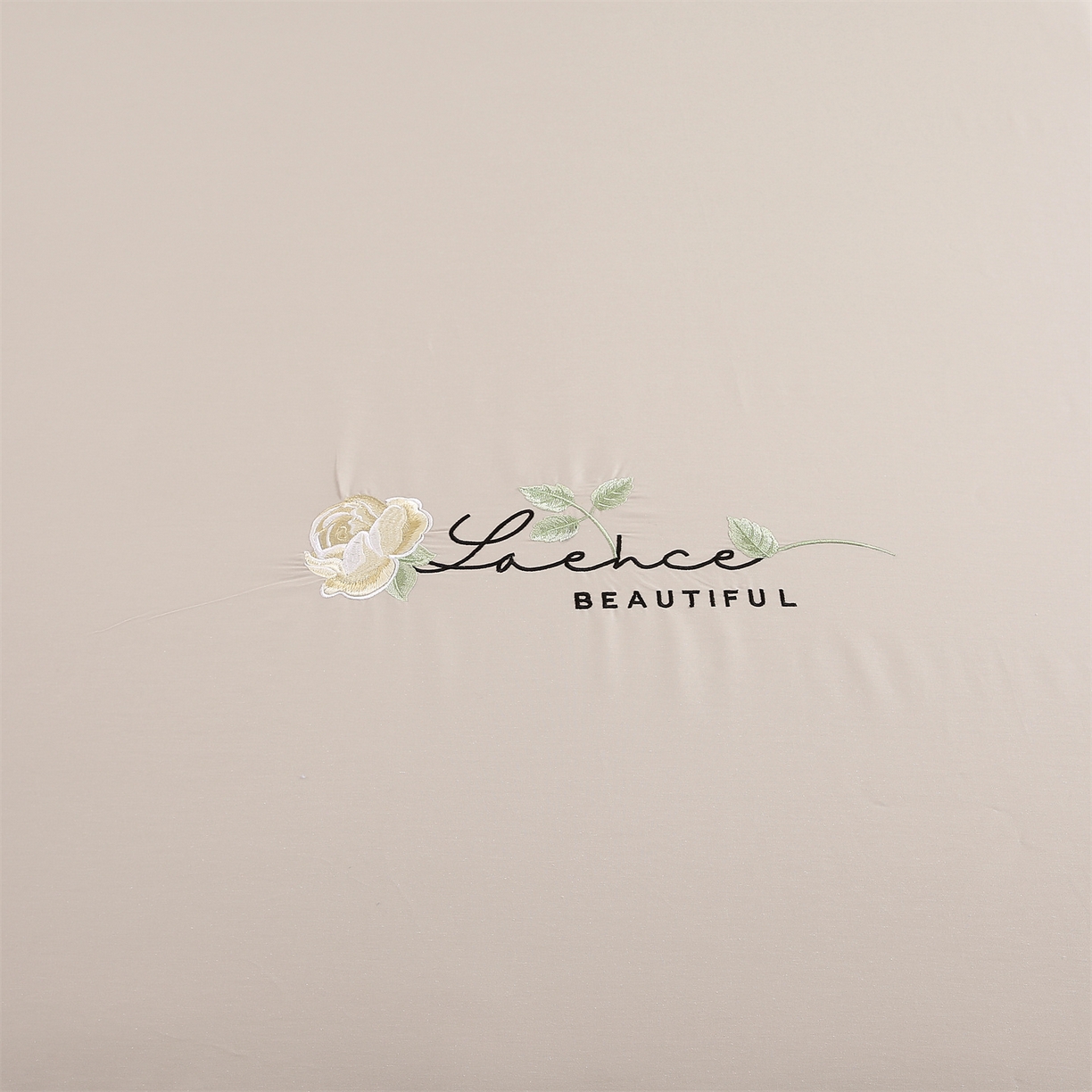 91家纺网 家纺一手货源 找家纺 欧妮家纺 2026新款全棉纯棉斜纹刺绣单床笠三件套 一见倾心-浅驼