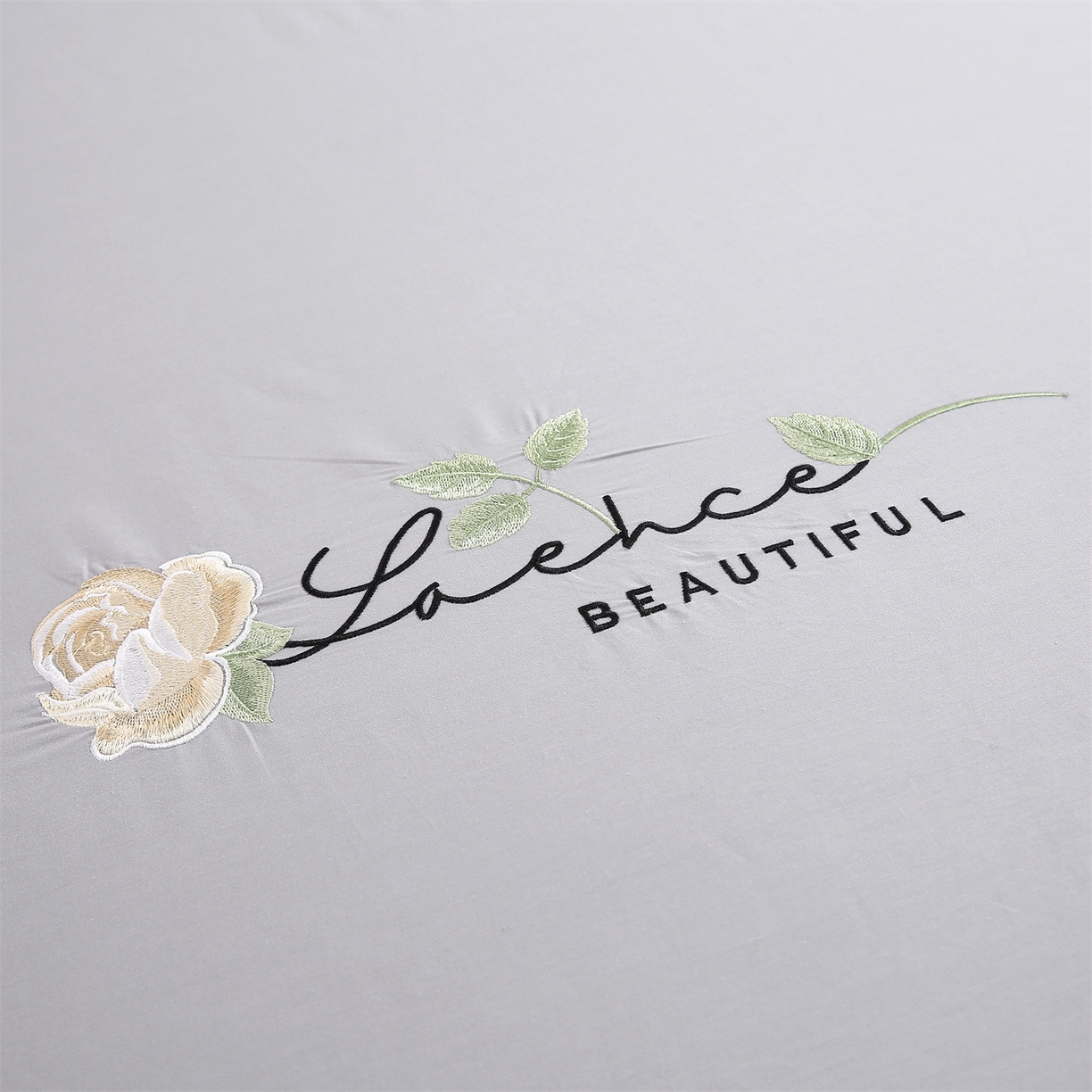 91家纺网 家纺一手货源 找家纺 欧妮家纺 2026新款全棉纯棉斜纹刺绣单床笠三件套 一见倾心-浅灰