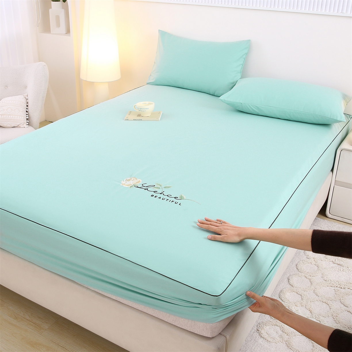 91家纺网 家纺一手货源 找家纺 欧妮家纺 2026新款全棉纯棉斜纹刺绣单床笠三件套 一见倾心-蒂芙尼蓝