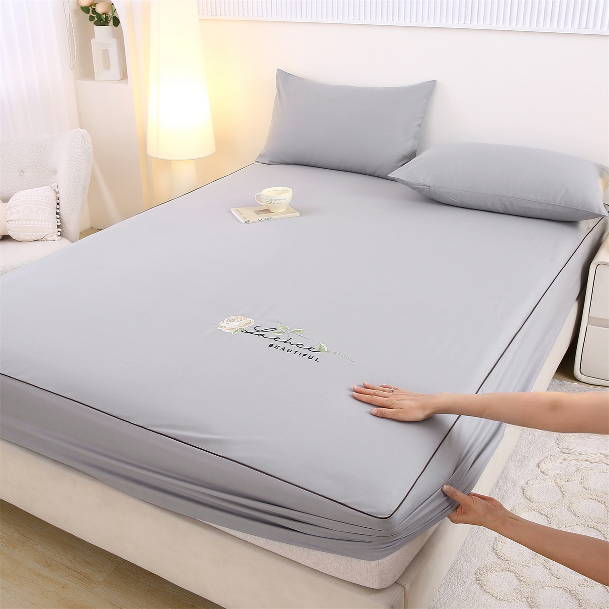 91家纺网 家纺一手货源 找家纺 欧妮家纺 2026新款全棉纯棉斜纹刺绣单床笠三件套 一见倾心-浅灰