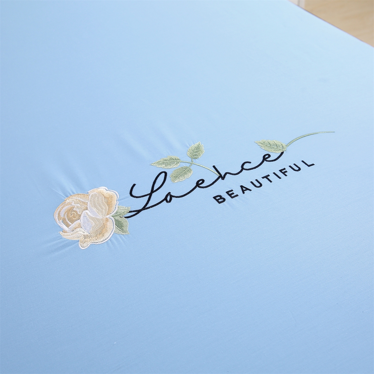 91家纺网 家纺一手货源 找家纺 欧妮家纺 2026新款全棉纯棉斜纹刺绣单床笠三件套 一见倾心-婴儿蓝