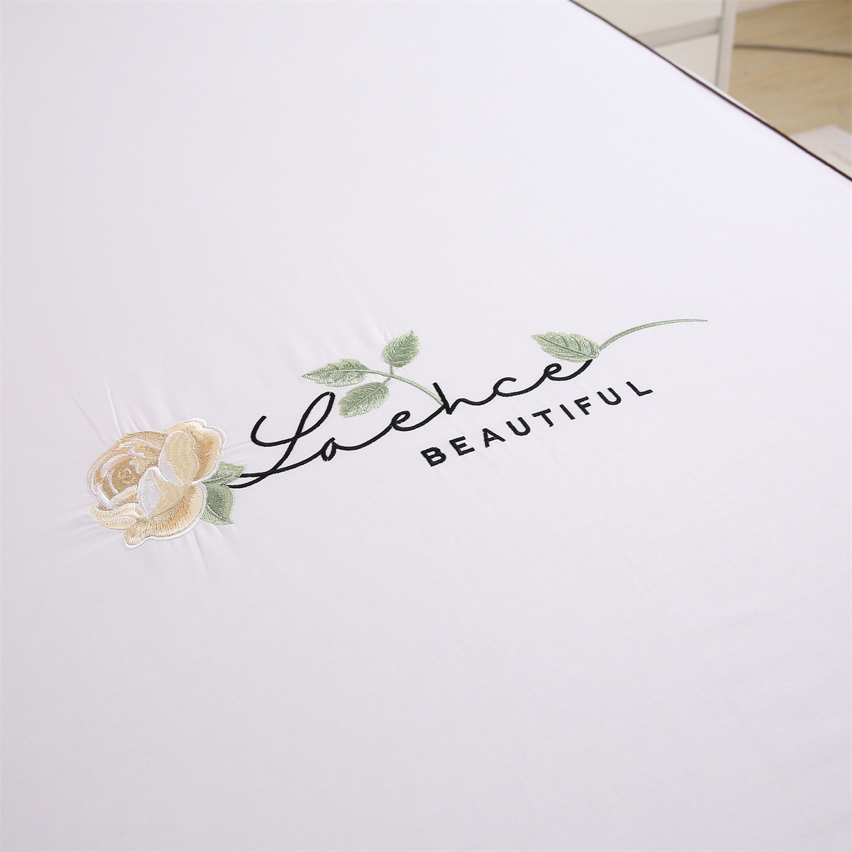 91家纺网 家纺一手货源 找家纺 欧妮家纺 2026新款全棉纯棉斜纹刺绣单床笠三件套 一见倾心-纯白