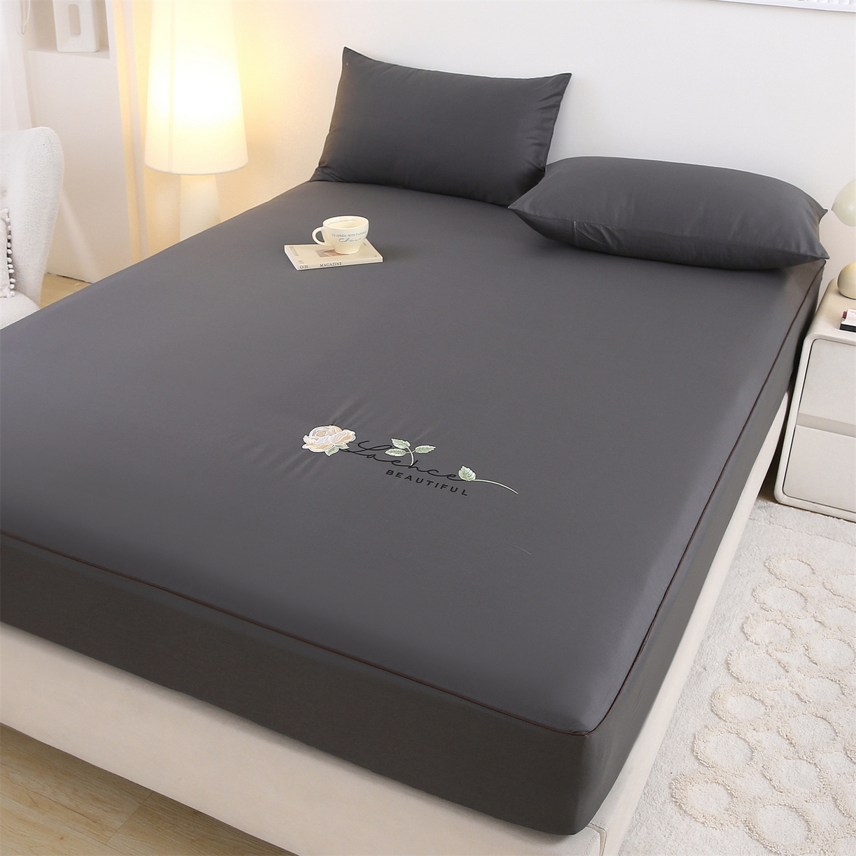 91家纺网 家纺一手货源 找家纺 欧妮家纺 2026新款全棉纯棉斜纹刺绣单床笠三件套 一见倾心-黑灰色