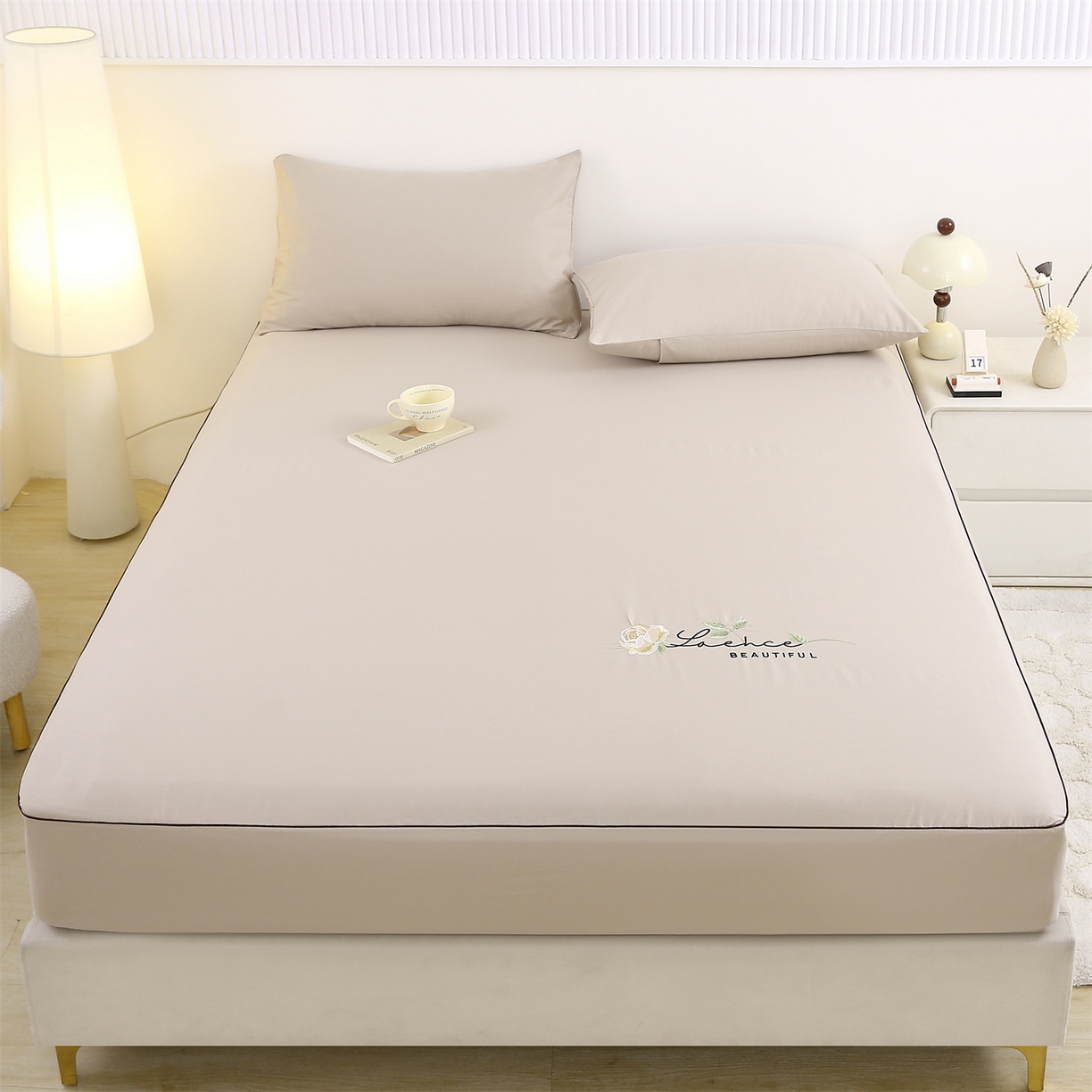 91家纺网 家纺一手货源 找家纺 欧妮家纺 2026新款全棉纯棉斜纹刺绣单床笠三件套 一见倾心-浅驼