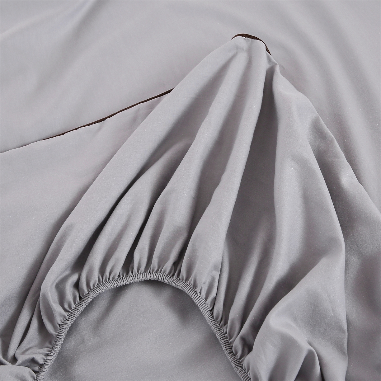 91家纺网 家纺一手货源 找家纺 欧妮家纺 2026新款全棉纯棉斜纹刺绣单床笠三件套 一见倾心-浅灰