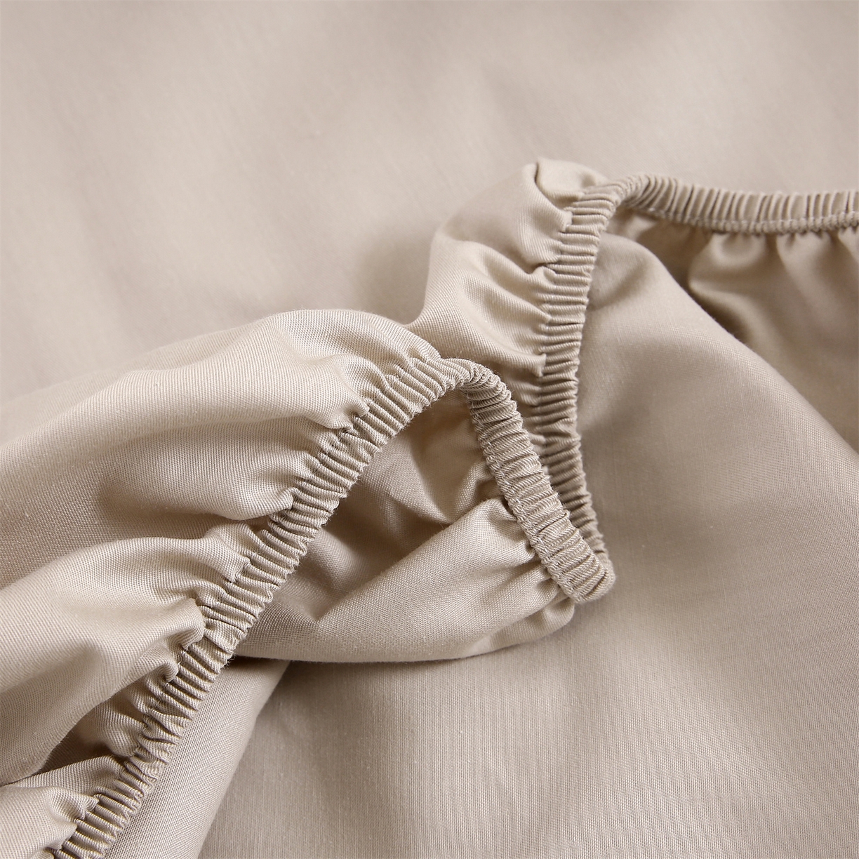 91家纺网 家纺一手货源 找家纺 欧妮家纺 2026新款全棉纯棉斜纹刺绣单床笠三件套 一见倾心-浅驼