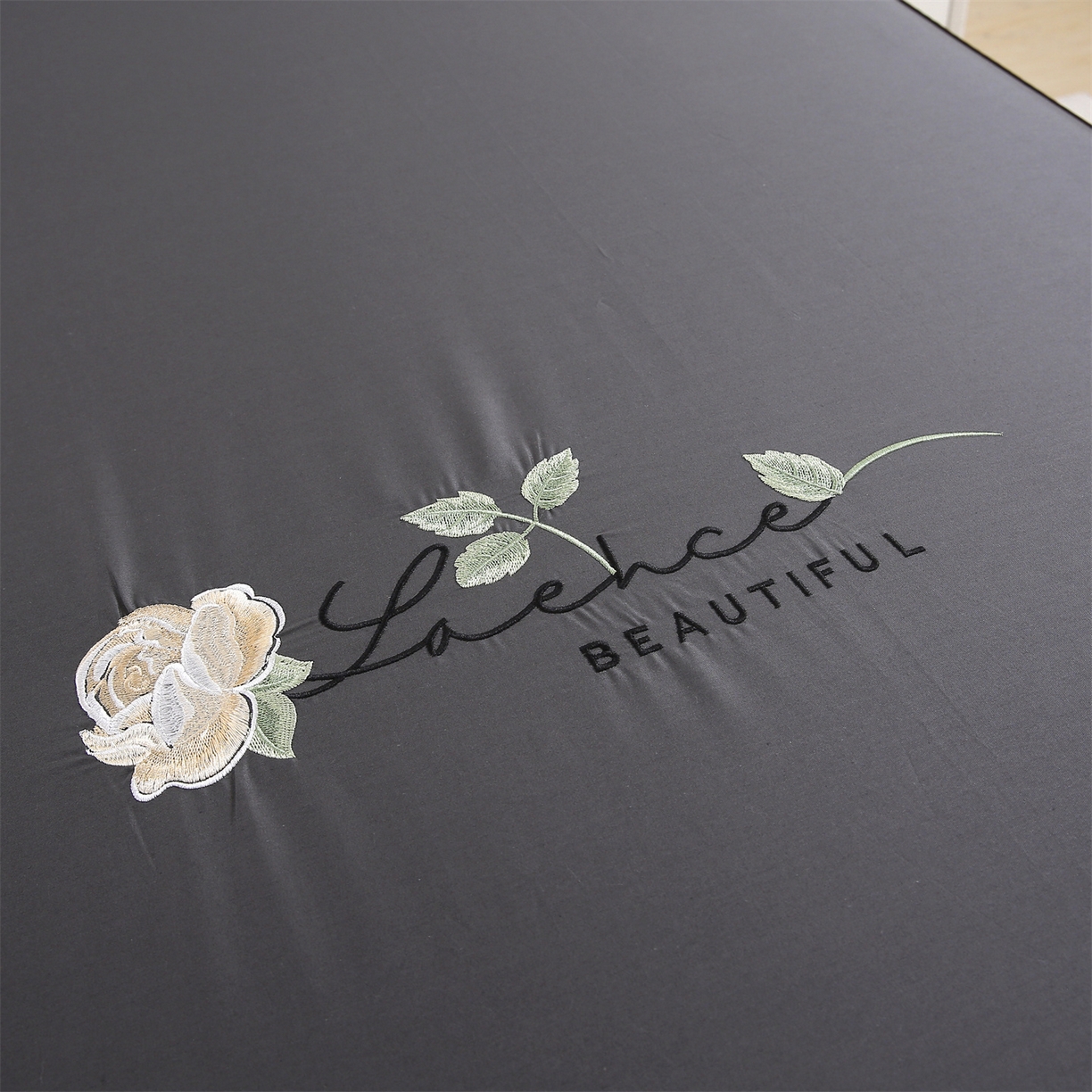 91家纺网 家纺一手货源 找家纺 欧妮家纺 2026新款全棉纯棉斜纹刺绣单床笠三件套 一见倾心-黑灰色