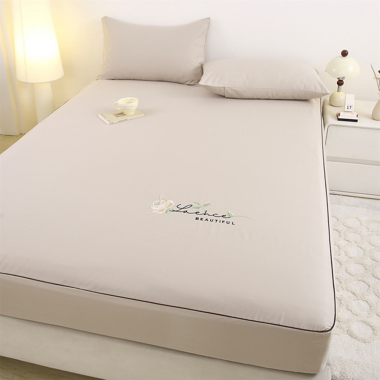 91家纺网 家纺一手货源 找家纺 欧妮家纺 2026新款全棉纯棉斜纹刺绣单床笠三件套 一见倾心-浅驼