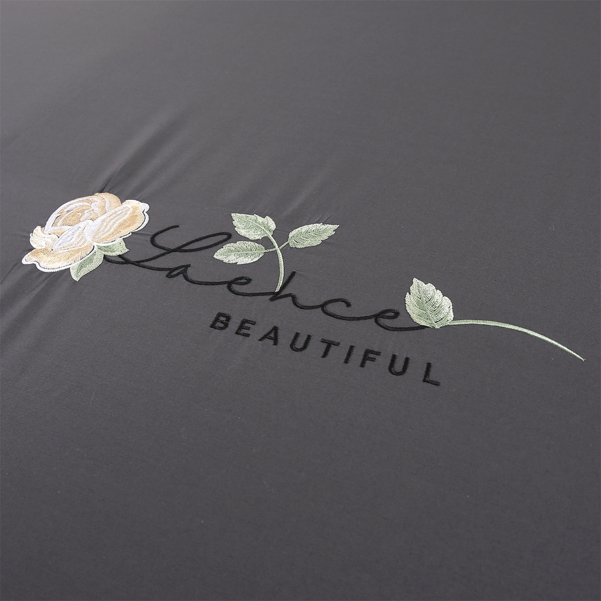 91家纺网 家纺一手货源 找家纺 欧妮家纺 2026新款全棉纯棉斜纹刺绣单床笠三件套 一见倾心-黑灰色