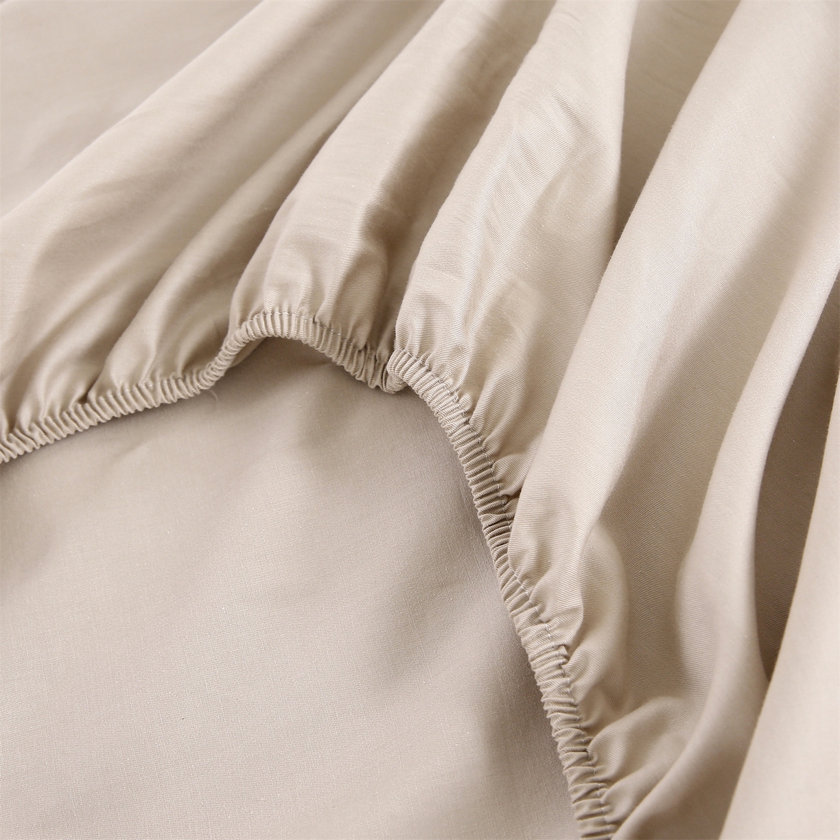 91家纺网 家纺一手货源 找家纺 欧妮家纺 2026新款全棉纯棉斜纹刺绣单床笠三件套 一见倾心-浅驼