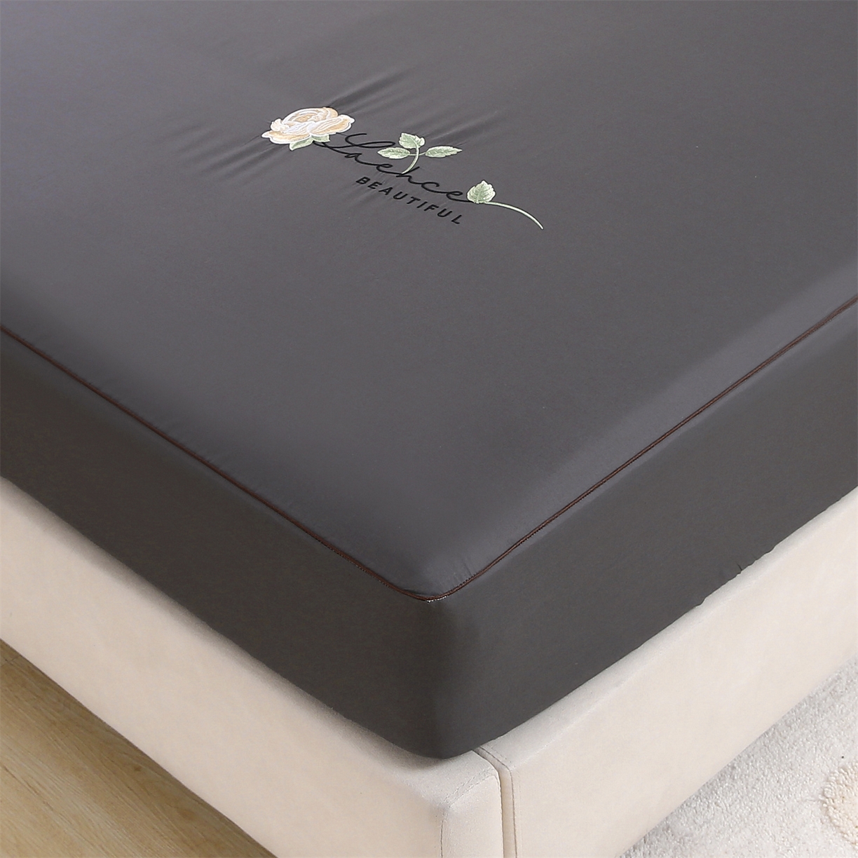 91家纺网 家纺一手货源 找家纺 欧妮家纺 2026新款全棉纯棉斜纹刺绣单床笠三件套 一见倾心-黑灰色