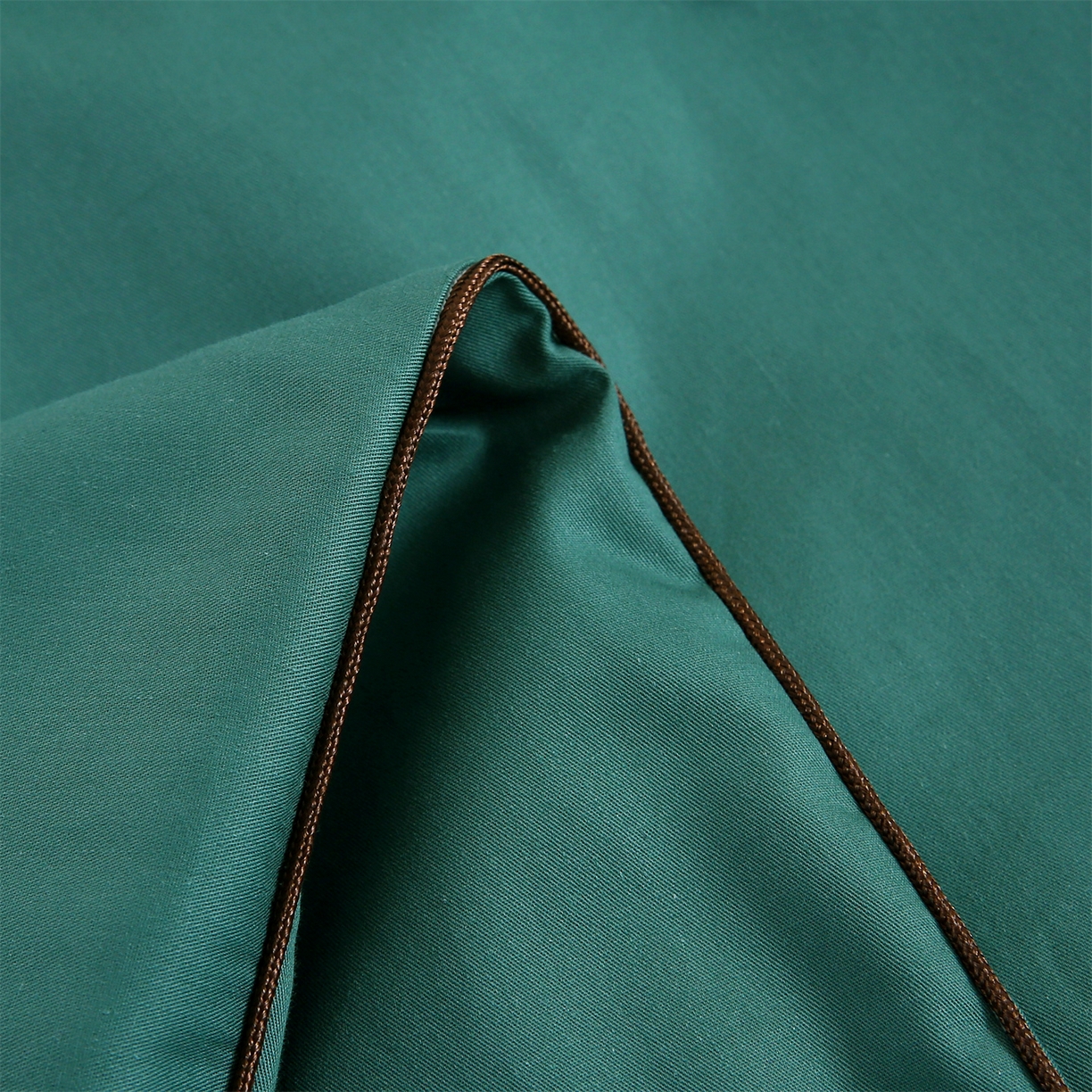 91家纺网 家纺一手货源 找家纺 欧妮家纺 2026新款全棉纯棉斜纹刺绣单床笠三件套 一见倾心-复古绿