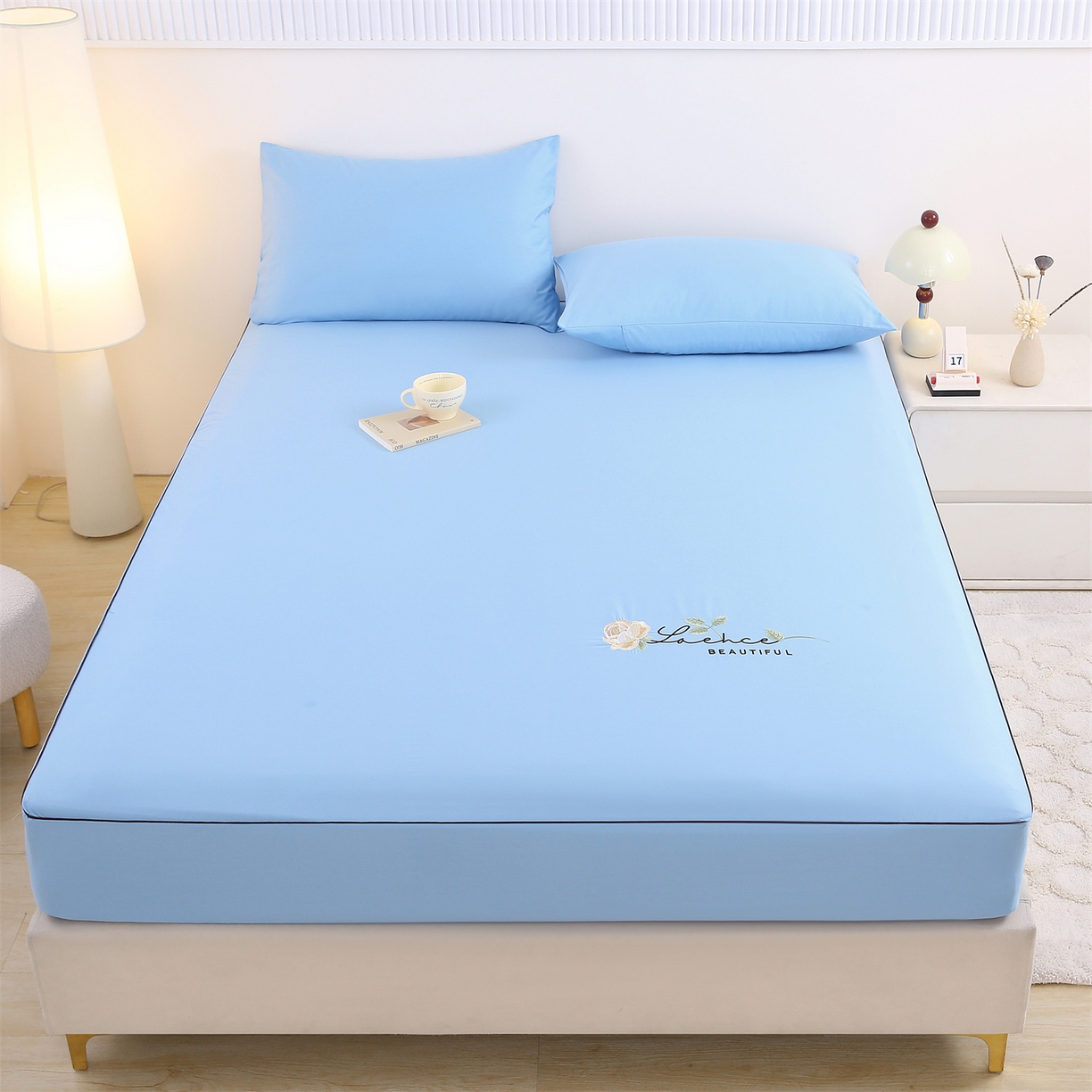 91家纺网 家纺一手货源 找家纺 欧妮家纺 2026新款全棉纯棉斜纹刺绣单床笠三件套 一见倾心-婴儿蓝