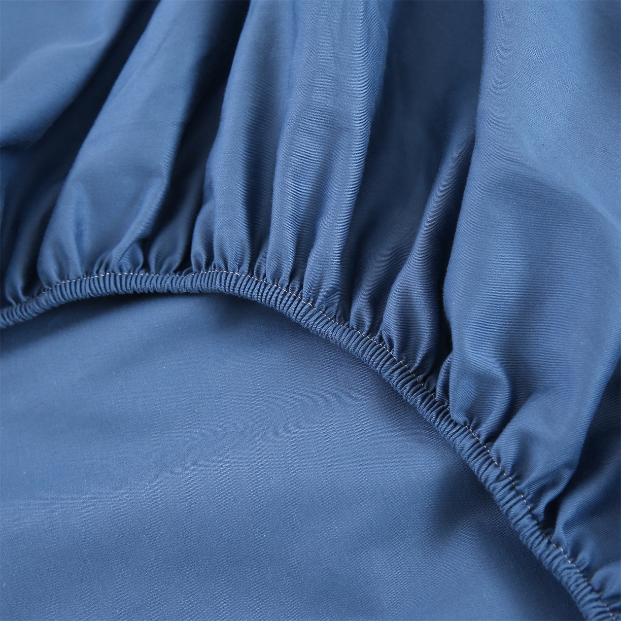 91家纺网 家纺一手货源 找家纺 欧妮家纺 2026新款全棉纯棉斜纹刺绣单床笠三件套 一见倾心-深海蓝