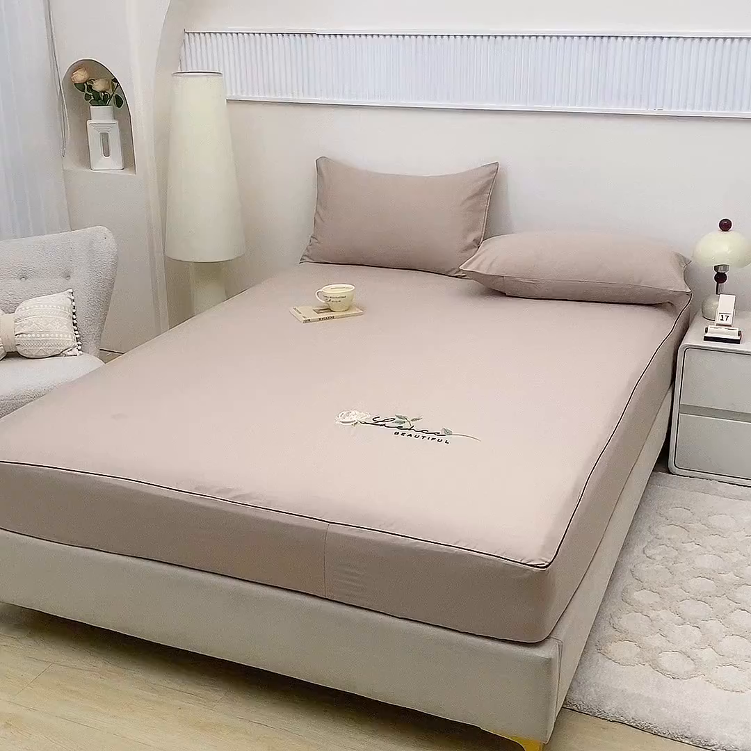 91家纺网 家纺一手货源 找家纺 欧妮家纺 2026新款全棉纯棉斜纹刺绣单床笠三件套 一见倾心-浅驼