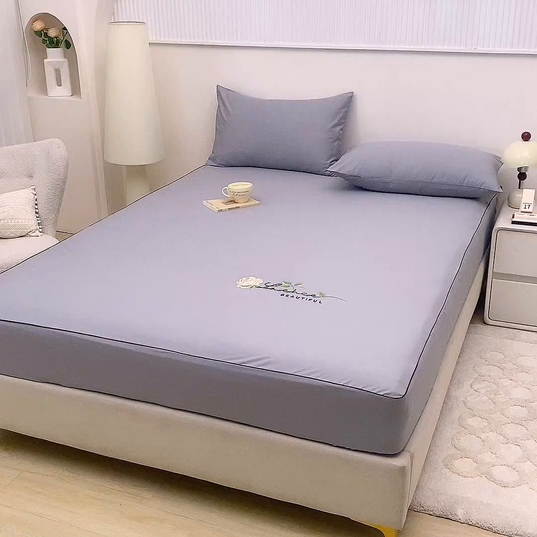 91家纺网 家纺一手货源 找家纺 欧妮家纺 2026新款全棉纯棉斜纹刺绣单床笠三件套 一见倾心-浅灰