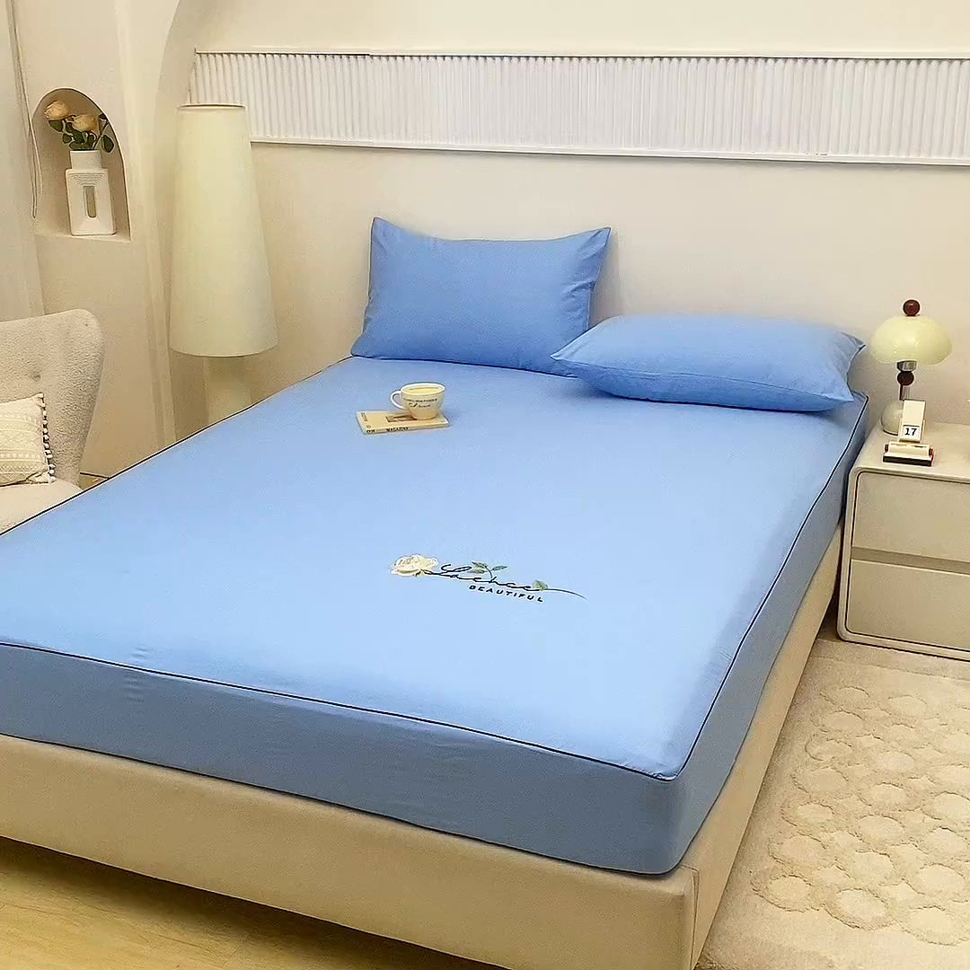 91家纺网 家纺一手货源 找家纺 欧妮家纺 2026新款全棉纯棉斜纹刺绣单床笠三件套 一见倾心-婴儿蓝