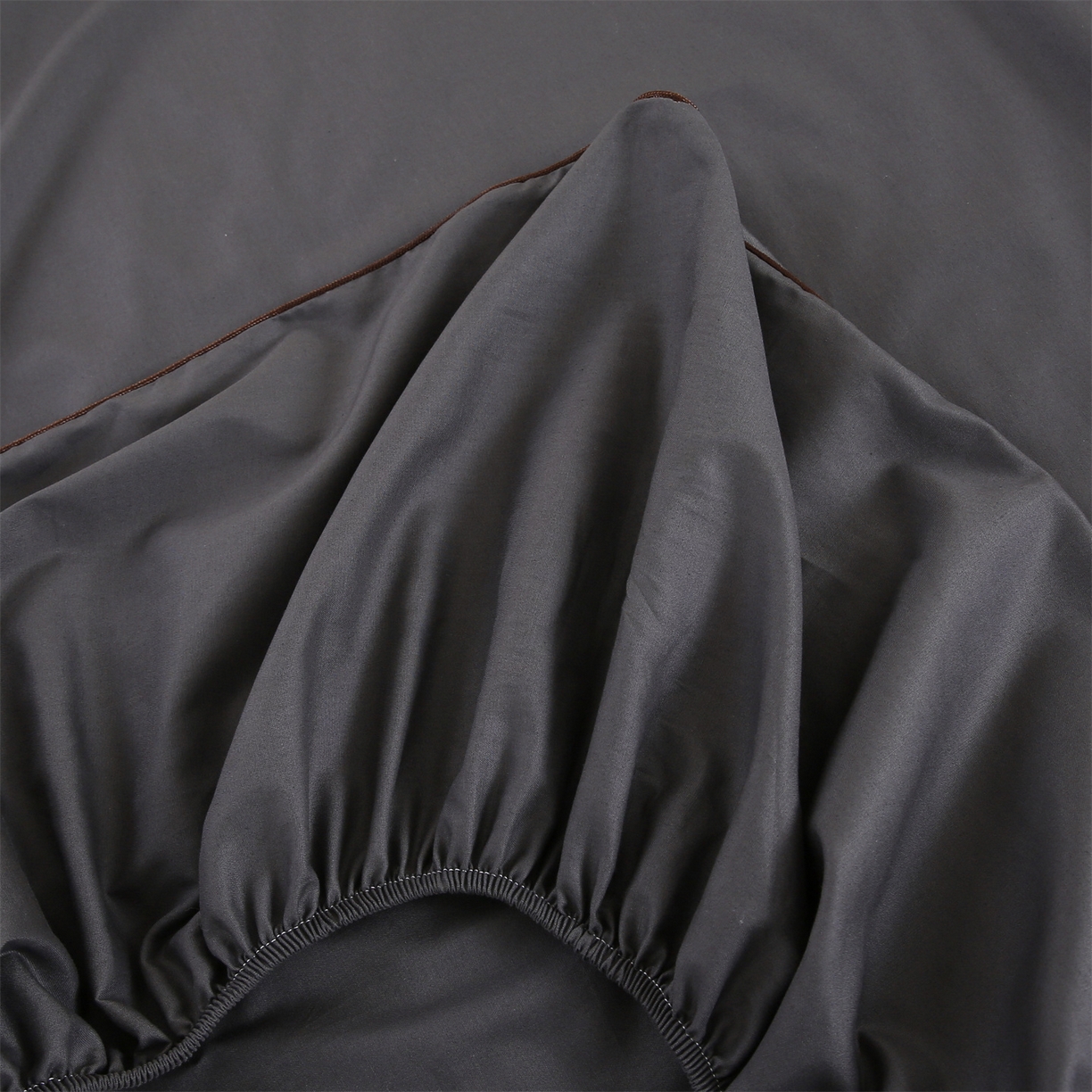 91家纺网 家纺一手货源 找家纺 欧妮家纺 2026新款全棉纯棉斜纹刺绣单床笠三件套 一见倾心-黑灰色