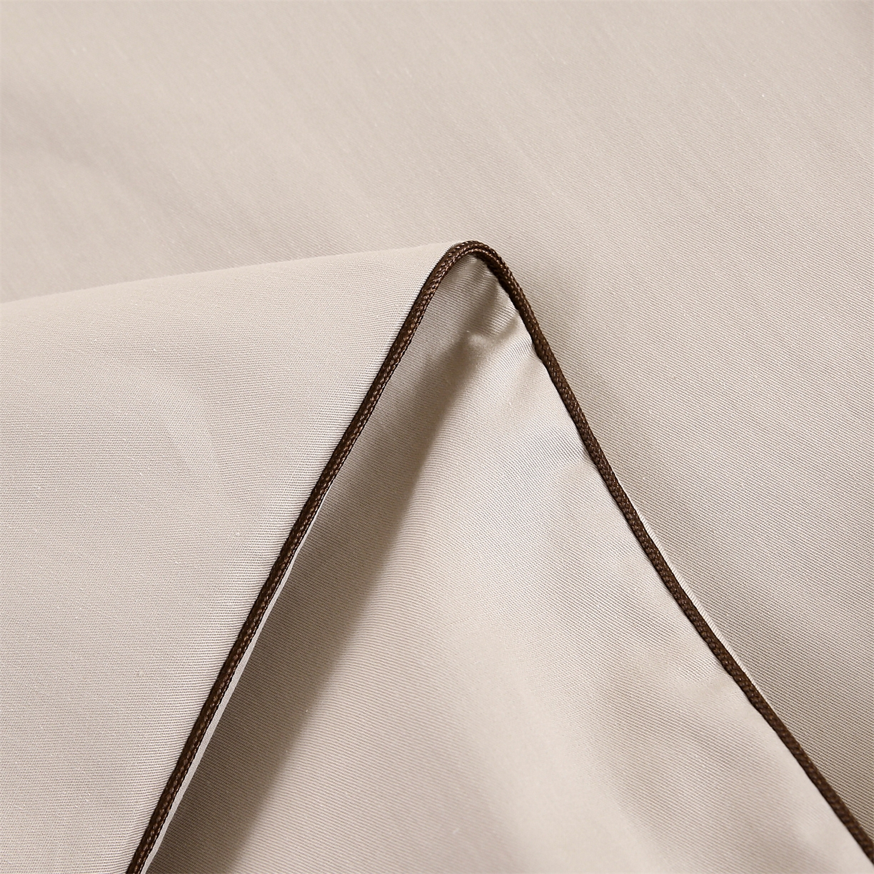 91家纺网 家纺一手货源 找家纺 欧妮家纺 2026新款全棉纯棉斜纹刺绣单床笠三件套 一见倾心-浅驼