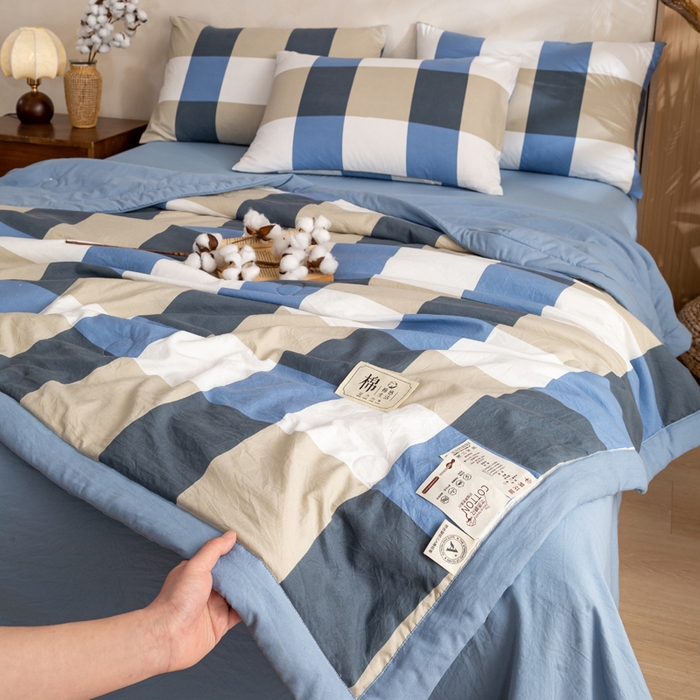 91家纺网 家纺一手货源 找家纺 云玲时尚 2026新款无印风新疆棉花格子夏被夏凉被空调被 复古蓝