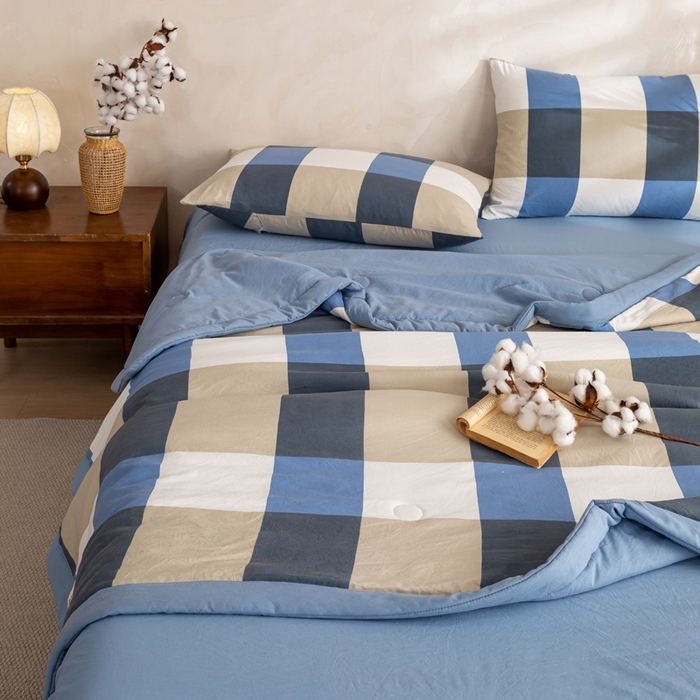 91家纺网 家纺一手货源 找家纺 云玲时尚 2026新款无印风新疆棉花格子夏被夏凉被空调被 复古蓝