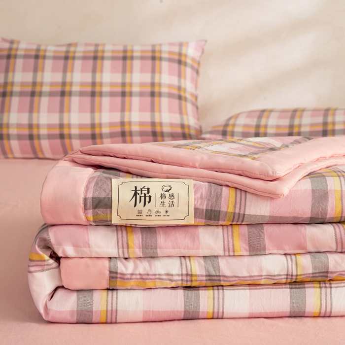 91家纺网 家纺一手货源 找家纺 云玲时尚 2026新款无印风新疆棉花格子夏被夏凉被空调被 简约粉