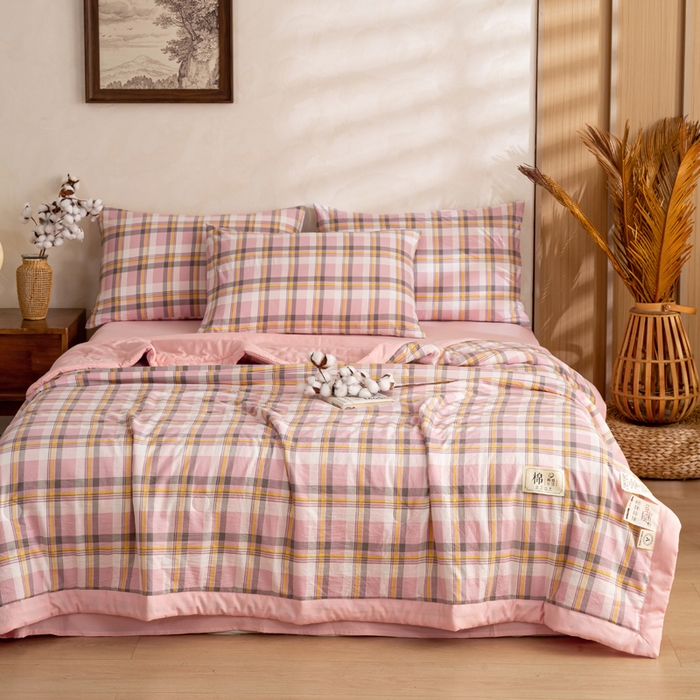 91家纺网 家纺一手货源 找家纺 云玲时尚 2026新款无印风新疆棉花格子夏被夏凉被空调被 简约粉