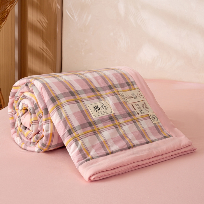 91家纺网 家纺一手货源 找家纺 云玲时尚 2026新款无印风新疆棉花格子夏被夏凉被空调被 简约粉