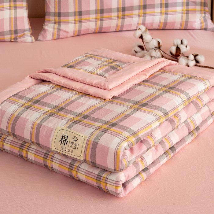 91家纺网 家纺一手货源 找家纺 云玲时尚 2026新款无印风新疆棉花格子夏被夏凉被空调被 简约粉