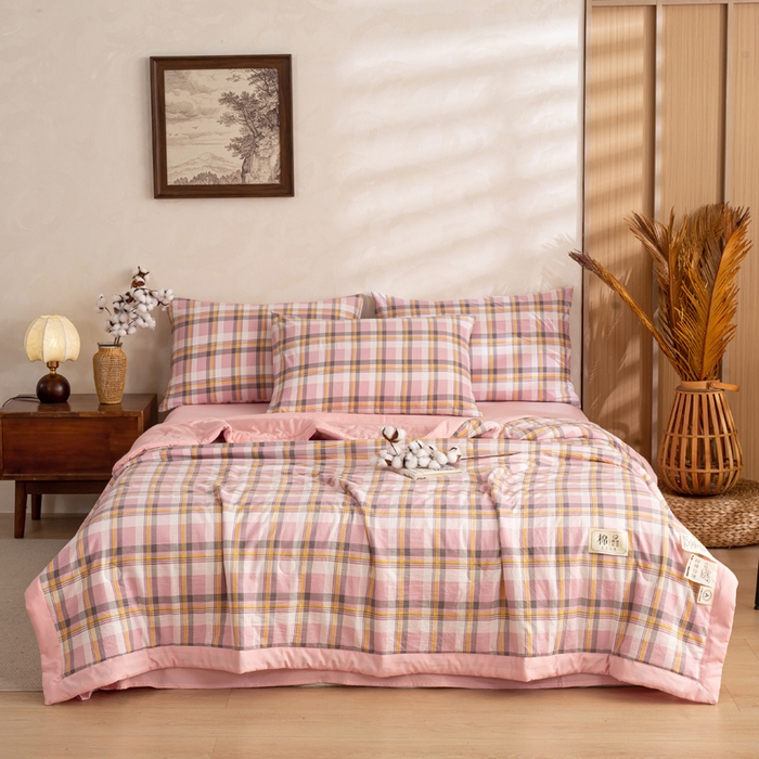 91家纺网 家纺一手货源 找家纺 云玲时尚 2026新款无印风新疆棉花格子夏被夏凉被空调被 简约粉