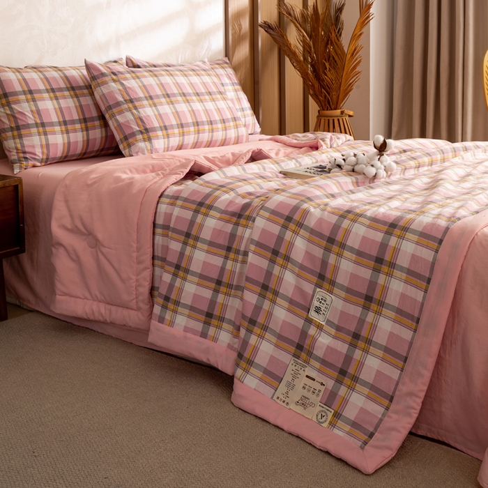 91家纺网 家纺一手货源 找家纺 云玲时尚 2026新款无印风新疆棉花格子夏被夏凉被空调被 简约粉