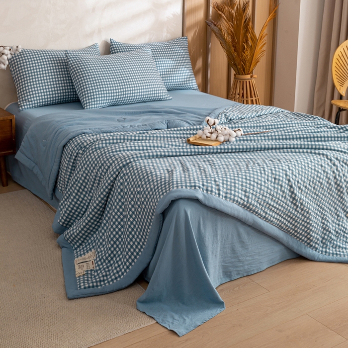 91家纺网 家纺一手货源 找家纺 云玲时尚 2026新款无印风新疆棉花格子夏被夏凉被空调被 蓝小格