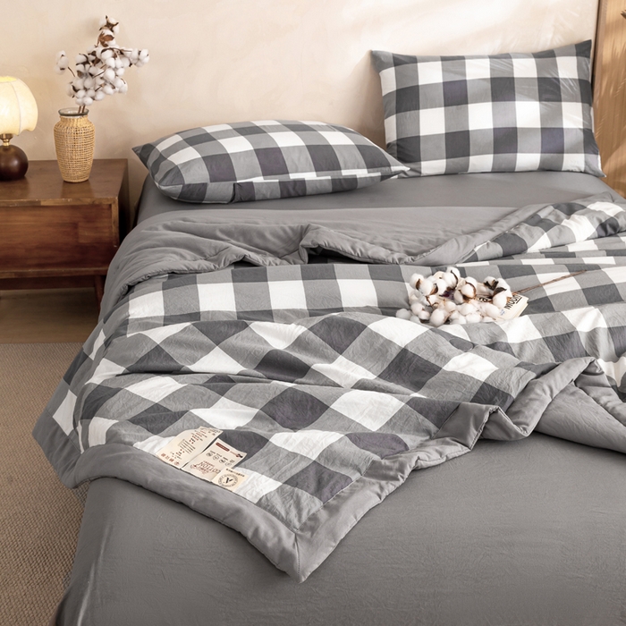 91家纺网 家纺一手货源 找家纺 云玲时尚 2026新款无印风新疆棉花格子夏被夏凉被空调被 简约灰