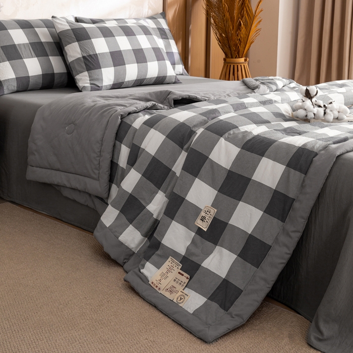 91家纺网 家纺一手货源 找家纺 云玲时尚 2026新款无印风新疆棉花格子夏被夏凉被空调被 简约灰