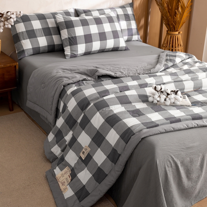 91家纺网 家纺一手货源 找家纺 云玲时尚 2026新款无印风新疆棉花格子夏被夏凉被空调被 简约灰