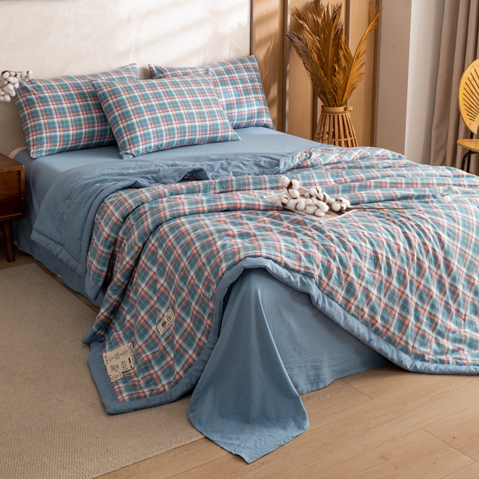 91家纺网 家纺一手货源 找家纺 云玲时尚 2026新款无印风新疆棉花格子夏被夏凉被空调被 蓝胭格