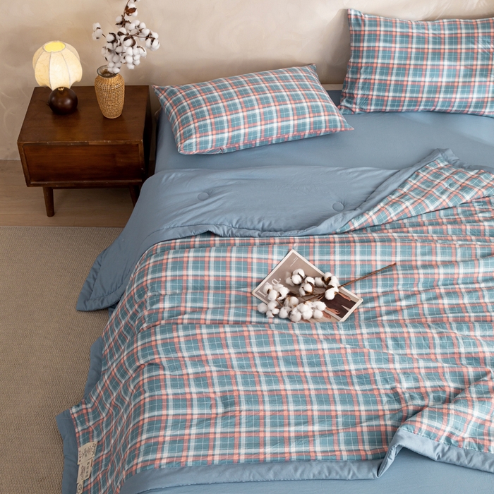 91家纺网 家纺一手货源 找家纺 云玲时尚 2026新款无印风新疆棉花格子夏被夏凉被空调被 蓝胭格