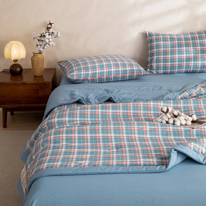 91家纺网 家纺一手货源 找家纺 云玲时尚 2026新款无印风新疆棉花格子夏被夏凉被空调被 蓝胭格