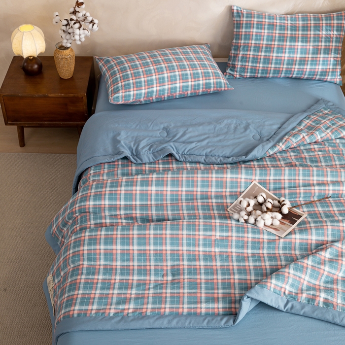 91家纺网 家纺一手货源 找家纺 云玲时尚 2026新款无印风新疆棉花格子夏被夏凉被空调被 蓝胭格