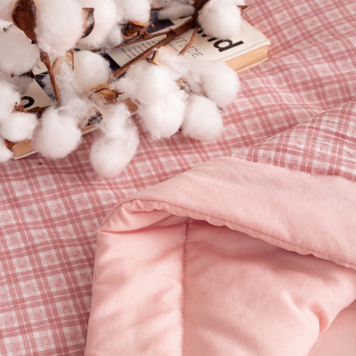 91家纺网 家纺一手货源 找家纺 云玲时尚 2026新款无印风新疆棉花格子夏被夏凉被空调被 薇眠粉