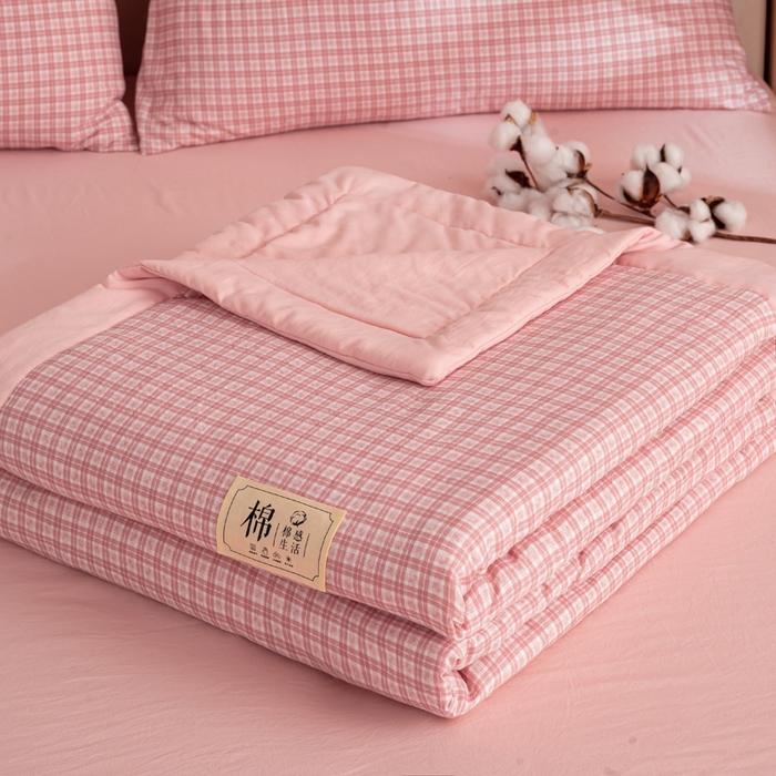 91家纺网 家纺一手货源 找家纺 云玲时尚 2026新款无印风新疆棉花格子夏被夏凉被空调被 薇眠粉