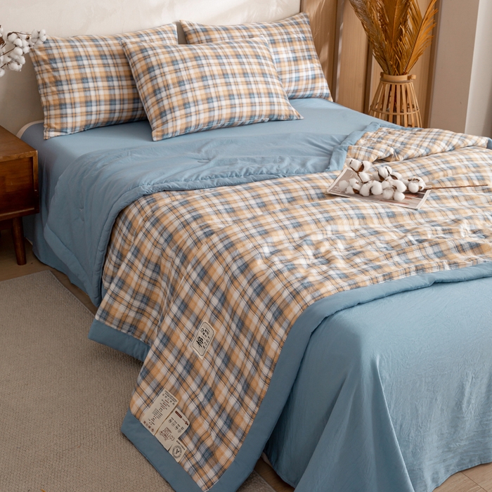 91家纺网 家纺一手货源 找家纺 云玲时尚 2026新款无印风新疆棉花格子夏被夏凉被空调被 烟雨蓝