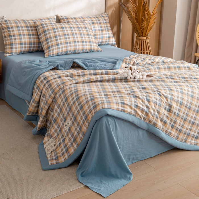 91家纺网 家纺一手货源 找家纺 云玲时尚 2026新款无印风新疆棉花格子夏被夏凉被空调被 烟雨蓝