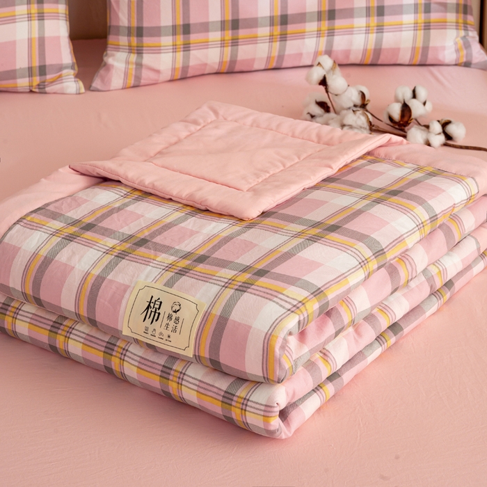 91家纺网 家纺一手货源 找家纺 云玲时尚 2026新款无印风新疆棉花格子夏被夏凉被空调被 简约粉