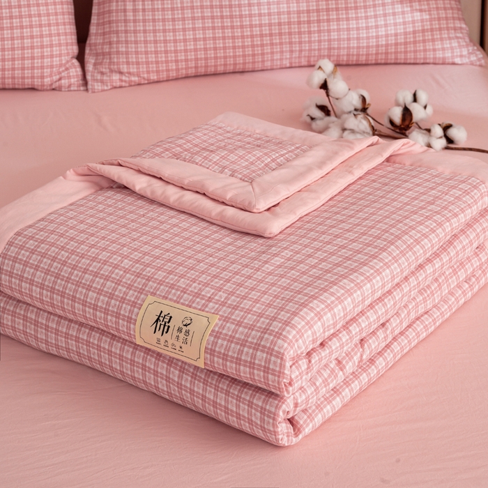 91家纺网 家纺一手货源 找家纺 云玲时尚 2026新款无印风新疆棉花格子夏被夏凉被空调被 薇眠粉