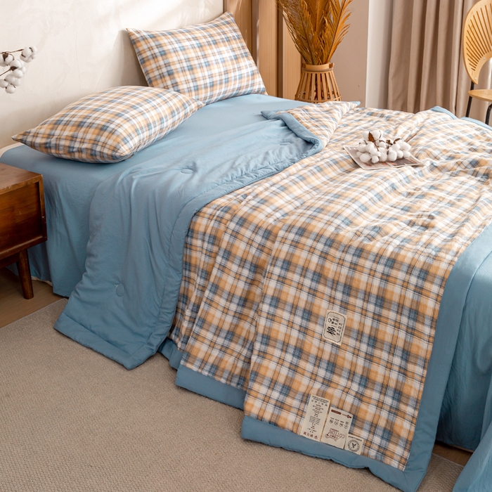 91家纺网 家纺一手货源 找家纺 云玲时尚 2026新款无印风新疆棉花格子夏被夏凉被空调被 烟雨蓝