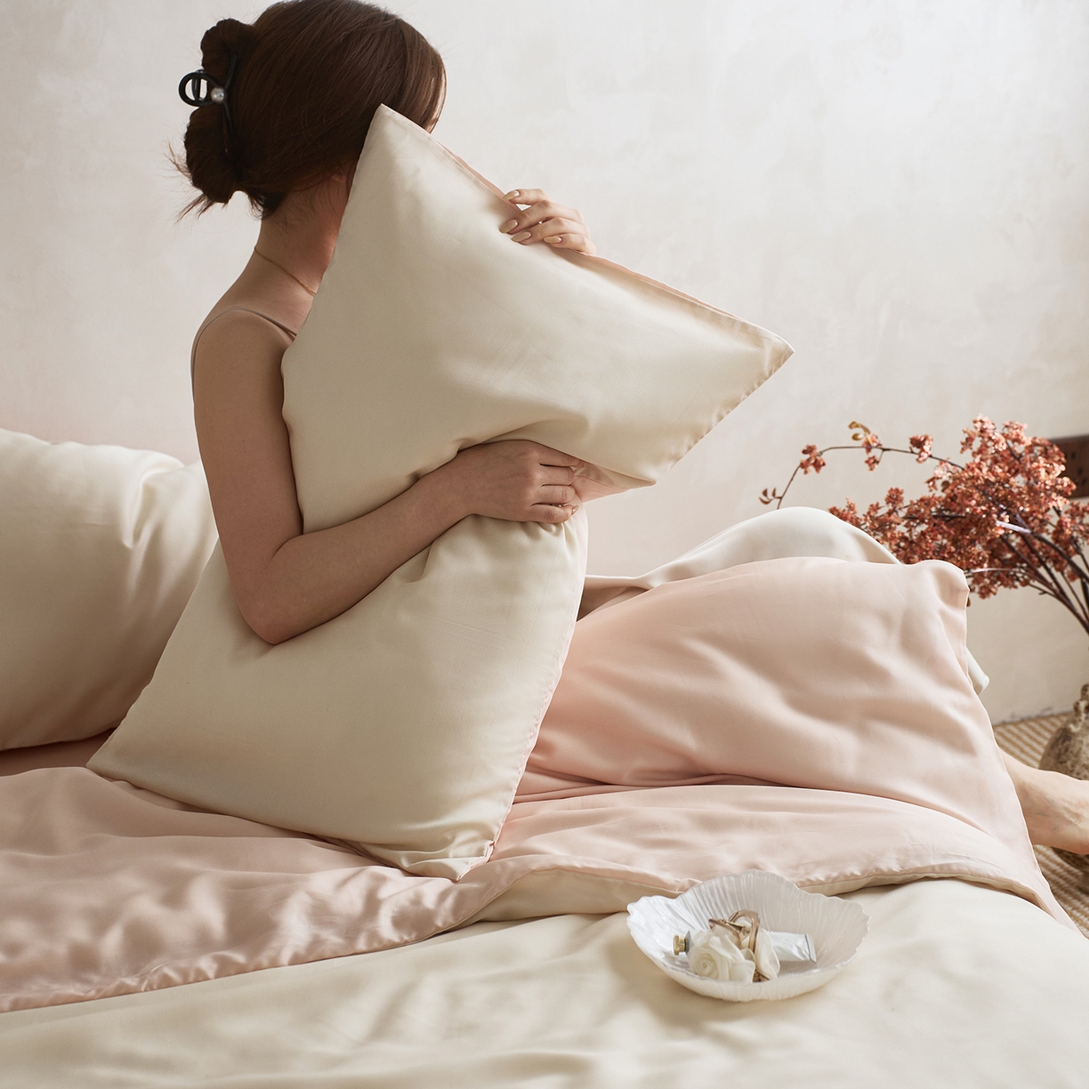 91家纺网 家纺一手货源 找家纺 千朵森 2026新款50S素色双拼莱塞尔夏凉四件套 奶杏米配柔樱粉